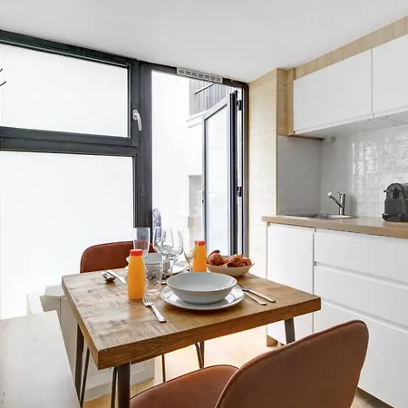 204 Coco - Superb In Parijs